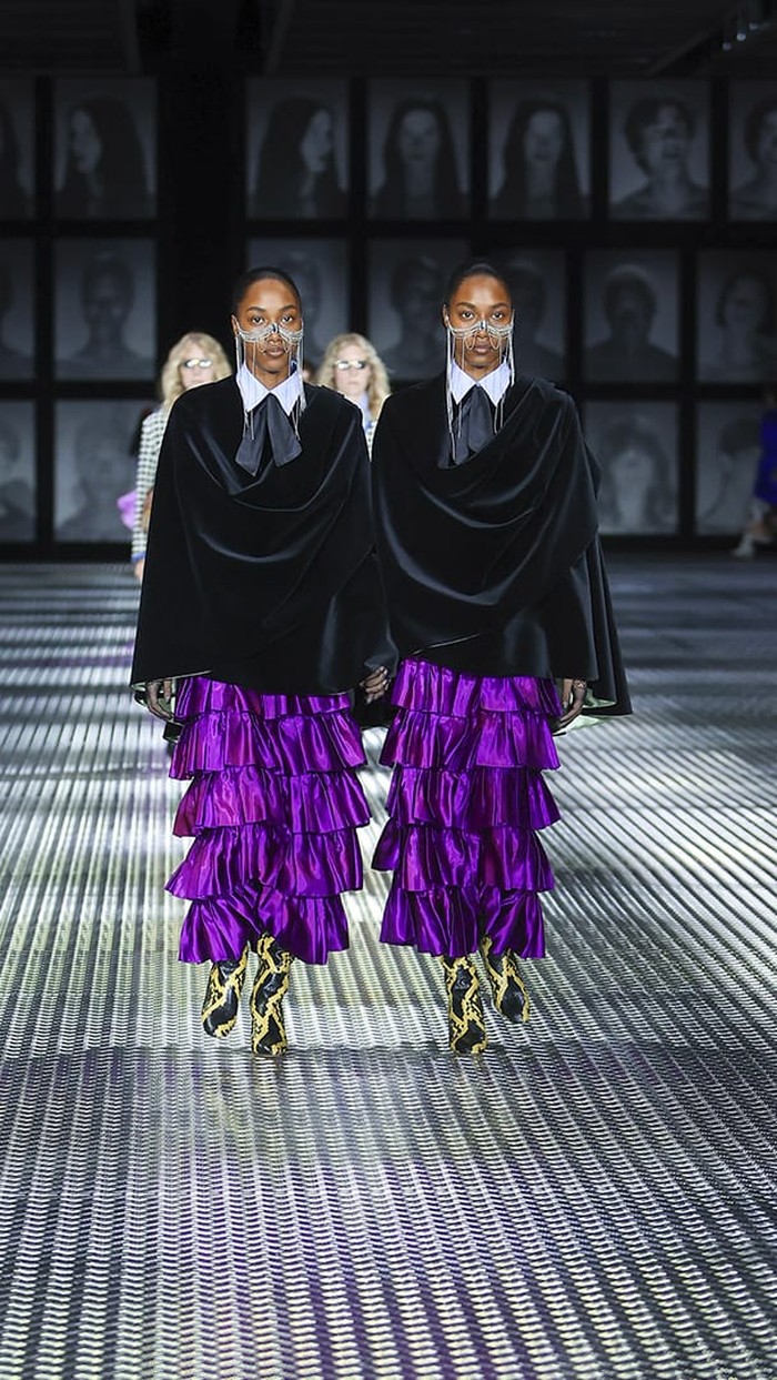 Selain cheongsam, gaya Gothic dan glamor juga terlihat pada kombinasi velvet cape dan rok ruffles dalam warna menyala. Foto: Courtesy of Gucci