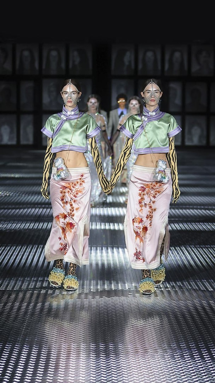 Alessandro Michele menyebut koleksinya ini sebagai Twisnburg. Kepada Vogue ia mengaku terinspirasi akan sang Ibu yang memiliki saudara kembar. Dari segi estetis, Gucci menampilkan ragam variasi desain. Seperti pengaruh busana Cheongsam yang banyak terlihat di koleksi ini. Foto: Courtesy of Gucci