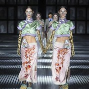 Gucci Meriahkan Milan Fashion Week dengan Tampilkan Parade Model Kembar di Runway