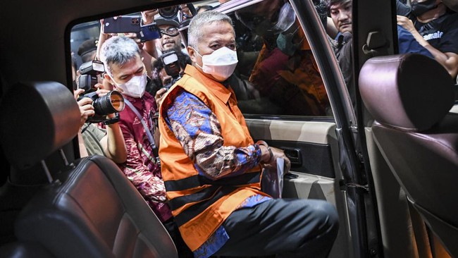 Mengintip Gaji 'Wakil Tuhan' di Tengah Dugaan Korupsi 5 Hakim MA Sejumlah hakim di lingkungan MA ditetapkan menjadi tersangka kasus korupsi. Padahal secara aturan, hakim itu sudah diberi hak gaji dan tunjangan besar.