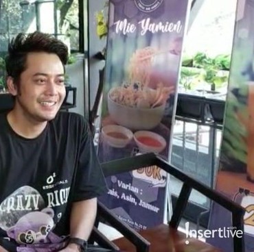 Unggah Foto Pegangan Tangan, Kriss Hatta Pacaran dengan Sherry Jolieca?