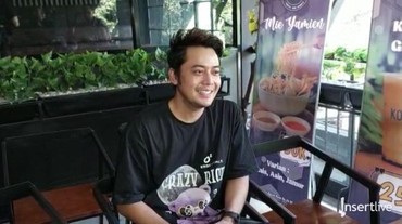 img-title Unggah Foto Pegangan Tangan, Kriss Hatta Pacaran dengan Sherry Jolieca?