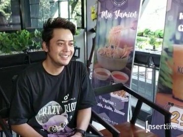 img-title Unggah Foto Pegangan Tangan, Kriss Hatta Pacaran dengan Sherry Jolieca?