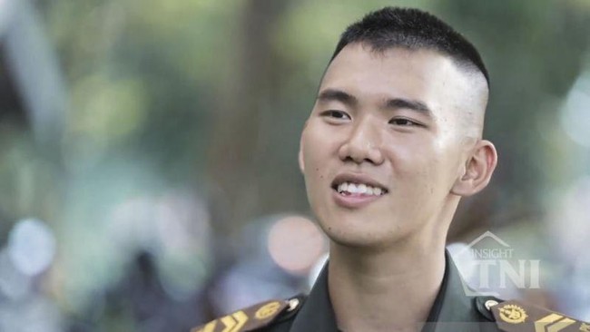 Letnan Dua (Letda) Ckm dr Alfred Hartoyo Alphanto seorang perwira keturunan etnis Tionghoa mengabdikan diri kepada bangsa dengan menjadi dokter militer di TNI.