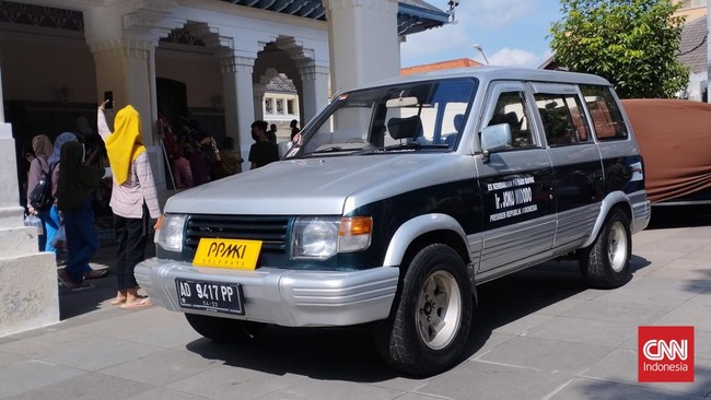 Isuzu Panther bekas milik Presiden Joko Widodo dilelang dalam acara Solo Great Sale (SGS) 2022. Buka harga mulai Rp300 juta, target laku Rp1 miliar.