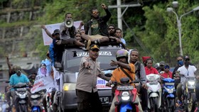 Massa Pendukung Lukas Enembe Serang Mako Brimob Kotaraja