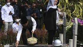 FOTO: Puan dan Cak Imin Ziarah di Makam Taufiq Kiemas