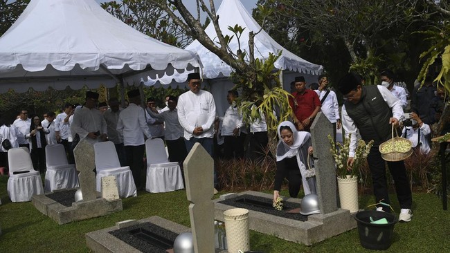 FOTO: Puan dan Cak Imin Ziarah di Makam Taufiq Kiemas