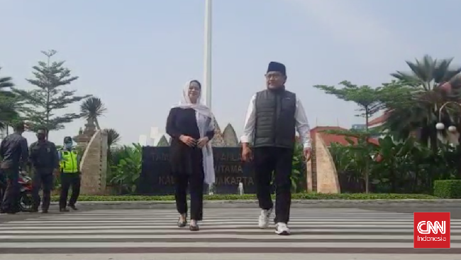 Puan Maharani dan Muhaimin Iskandar berjalan di zebra cross bergaya ala-ala 