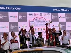 Rifat Sungkar Taklukkan Reli Danau Toba Pakai Mobil Keluarga