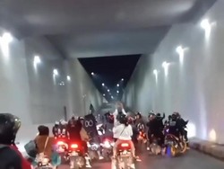 Heboh Aksi Gerombolan Bermotor Tutup Jalan Underpass di Cimahi