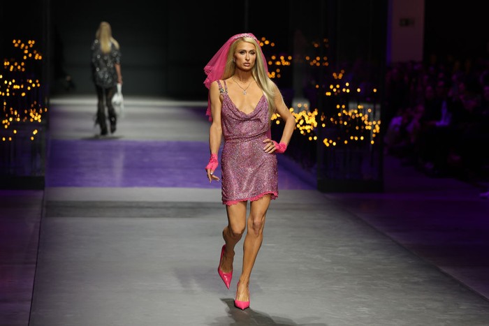 Ikon gaya Y2K, Paris Hilton didaulat jadi model penutup fashion show Versace di Milan Fashion Week. Ia tampil girly dalam busana berwarna favoritnya, pink. Foto: Getty Images/Vittorio Zunino Celotto