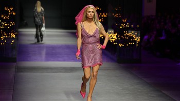 7 Momen Paling Heboh di Milan Fashion Week, dari Paris Hilton Jadi Model hingga Gaun Penuh Pelampung