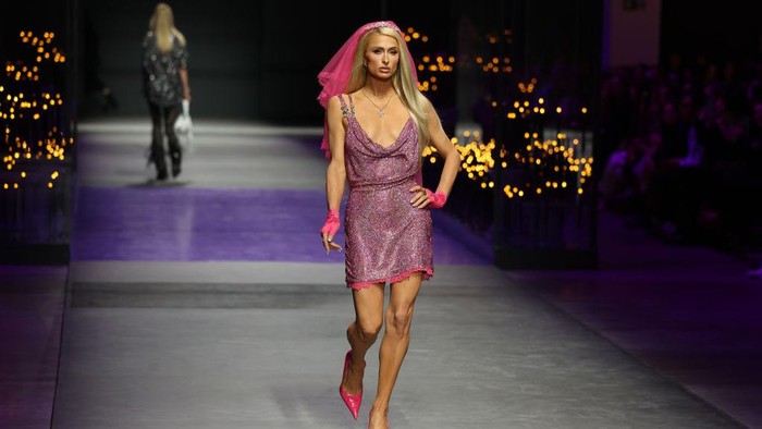 7 Momen Paling Heboh di Milan Fashion Week, dari Paris Hilton Jadi Model hingga Gaun Penuh Pelampung 7 Momen Paling Heboh di Milan Fashion Week, dari Paris Hilton Jadi Model hingga Gaun Penuh Pelampung