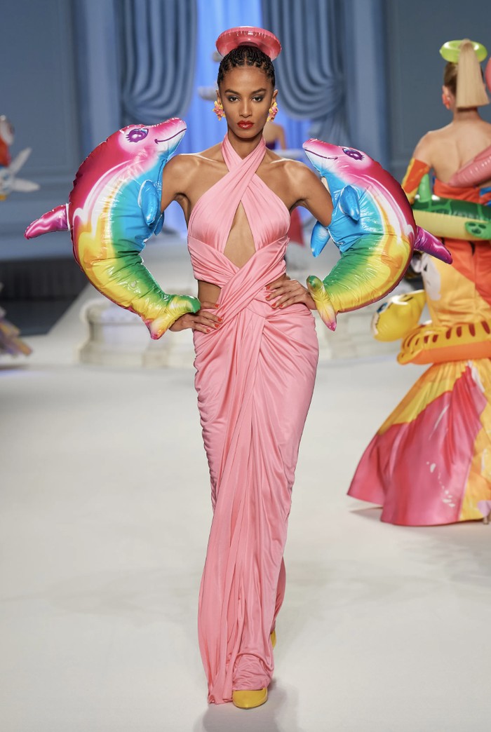 Aksesori witty lain yang diperkenalkan musim semi/panas 2023 yaitu sarung tangan lumba-lumba dalam warna pelangi. Dipresentasikan sebagai pelengkap gaun glamor dan sensual, sarung tangan ini justru membuatnya fun. Foto: Isidore Montag/Gorunway.com/Vogue