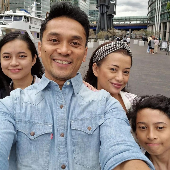 <p>Menikah dengan Habibie Syaaf pada 2008, Anggia Yulia Angely atau yang akrab disapa Angie Virgin, melahirkan dua anak dan menetap di London, Bunda. Melalui media sosial, ia kerap membagikan beragam aktivitasnya, salah satunya saat menghabiskan waktu bersama suami dan anak-anaknya. (Foto: Instagram @angie_virgin)<br /><br /><br /></p>
