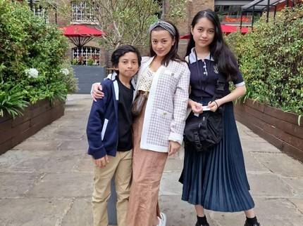 7 Potret Angie Virgin dan Anak Perempuannya yang Cantik serta Berprestasi di Inggris