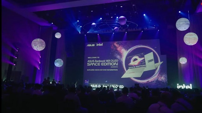 Asus Zenbook Space Edition mengusung layar sentuh 14 inch yang memiliki 4096 pressure level, Laptop ini membawa panel ASUS OLED beresolusi 4K.