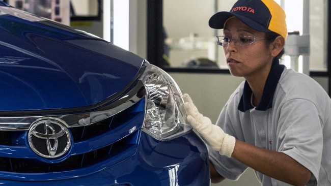 Sikap Toyota yang menghentikan produksi dan penjualan mobil di Rusia kemungkinan bakal diikuti kompatriotnya dari Jepang.