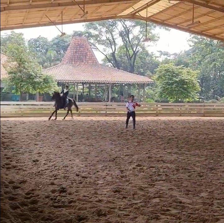 <p>Melalui kolom komentar, tak sedikit dari netizen yang memberikan pujian padanya, lho. "<em>You look so awesome when you are riding a horse Mba Dian Sastro Wardoyo. So Cute</em>," tutur akun @farik****. (Foto: Instagram @therealdisastr)<br /><br /><br /></p>