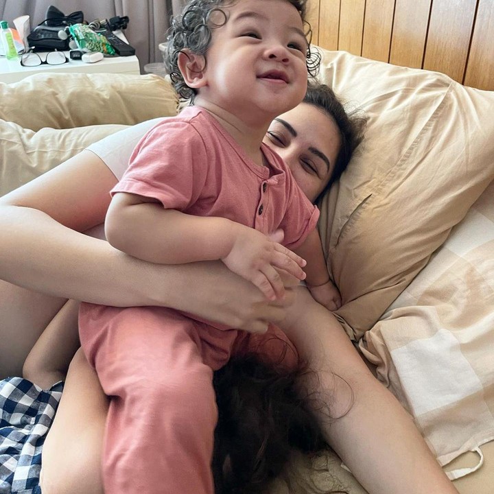 <p>"Drama rebutan bunda. Kakaknya pengen nenen krn ngantuk. Adiknya masih pengen pelukan. Tendang2an pun tak terhindarkan. Gimana nih?" tulis Mona dalam instagramnya. (Foto: Instagram: @monaratuliu)</p>