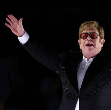 Elton John Tersanjung Dapat Medali Kemanusiaan Nasional