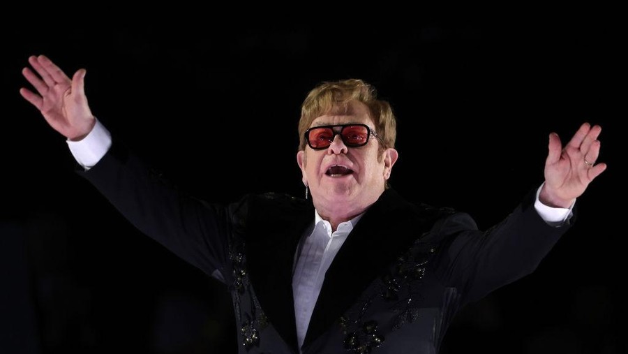WASHINGTON, DC - SEPTEMBER 23: British singer-songwriter Sir Elton John acknowled the audience during his performance at an event on the South Lawn of the White House on September 23, 2022 in Washington, DC. President Joe Biden and first lady Jill Biden hosted the event titled “A Night When Hope and History Rhyme,” to “celebrate the unifying and healing power of music, commend the life and work of Sir Elton John, and honor the everyday history-makers in the audience, including teachers, nurses, frontline workers, mental health advocates, students, LGBTQ+ advocates and more.” (Photo by Alex Wong/Getty Images)
