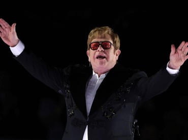 Elton John Tersanjung Dapat Medali Kemanusiaan Nasional