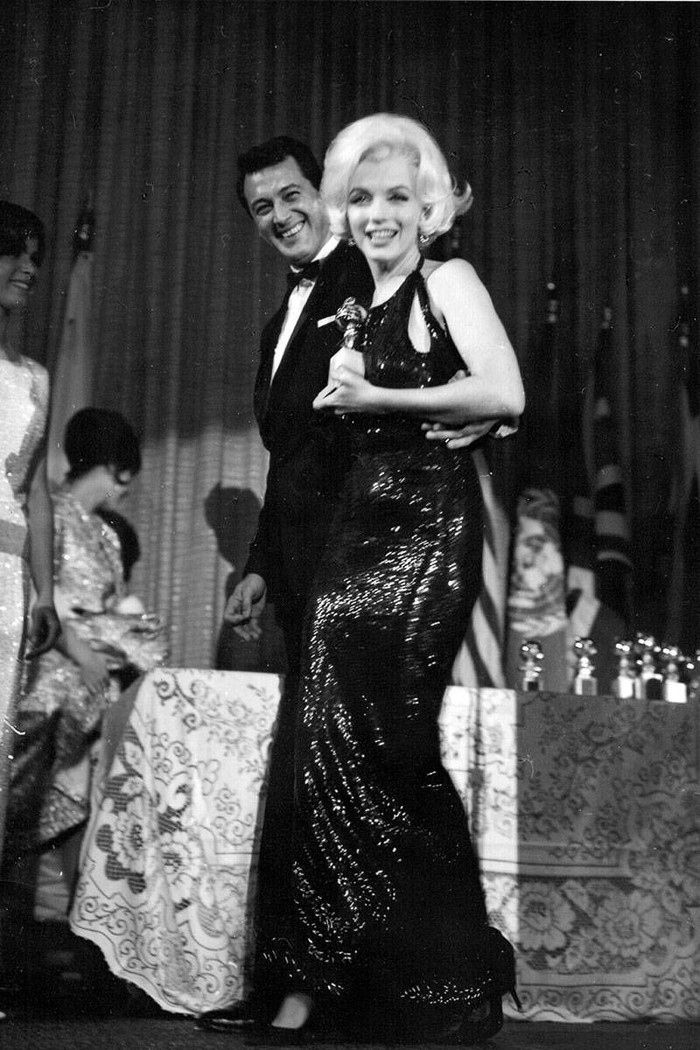Gaun karya Norman Norell sukses curi perhatian saat Marilyn Monroe memenangkan piala Golden Globe ketiganya tahun 1962. Gaun panjang bertabur sequin hijau senilai 96 ribu USD jadi karya Norell yang paling diingat. Foto: pinterest.com/ harpersbazaar.com