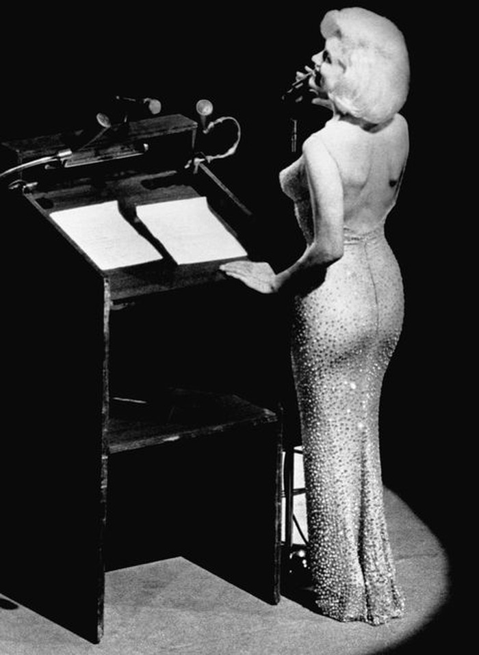 Gaun nude berhias 2.500 kristal kreasi Bob Mackie dan Jean Louie dipakai Monroe saat perayaan ulang tahun Presiden John F. Kennedy di 1962. Dalam gaun legendaris itu, ia menyanyikan lagu Happy Birthday Mr. President. Foto: pinterest.com/Good Housekeeping