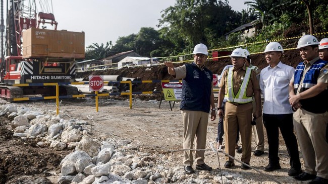 Pemprov DKI Jakarta membangun sistem pengambilan dan treatment sampah badan air melalui rekayasa sungai pada Kali Ciliwung segmen TB Simatupang senilai Rp195 M.