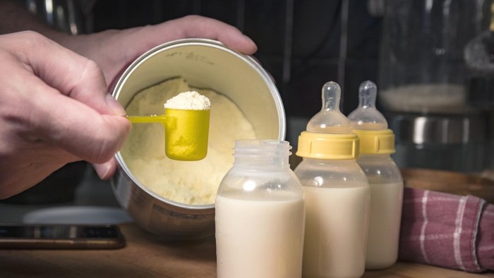 measuring the powder for baby's nourishment