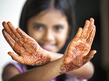 4 Tips Memilih Henna Tangan untuk Anak, Awas Bisa Bikin Kulit Melepuh!