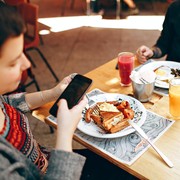 Sering Makan Berlebihan Gara-Gara Keasyikan Main HP? 4 Langkah Ini Bisa Membantumu Mengatasinya!