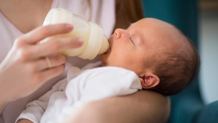 Ilustrasi Waktu yang Tepat Ganti Botol Susu Bayi Close Up Of Loving Mother Feeding Newborn Baby Son With Bottle At Home