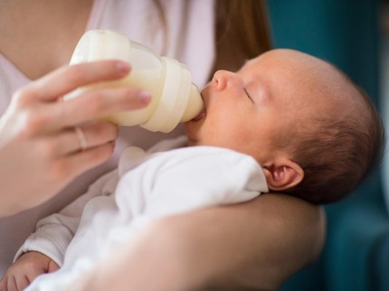 5 Penyebab Bayi Muntah setelah Minum ASI Perah, Apakah karena ASI Rusak?