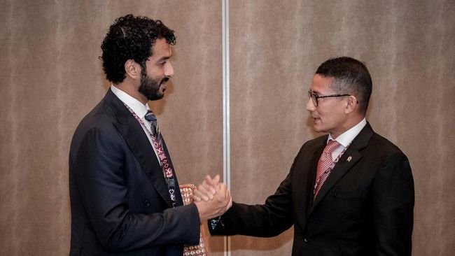 Menparekraf Sandiaga Uno memenuhi ajakan Menteri Ekonomi UEA Abdulla bin Touq Al Marri untuk berlari 14 km arsenik upaya mempererat hubungan ke-2 negara.