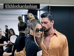 Khloe Kardashian Foto Mesra Bareng Aktor 365 Days, Fans Doakan Berjodoh
