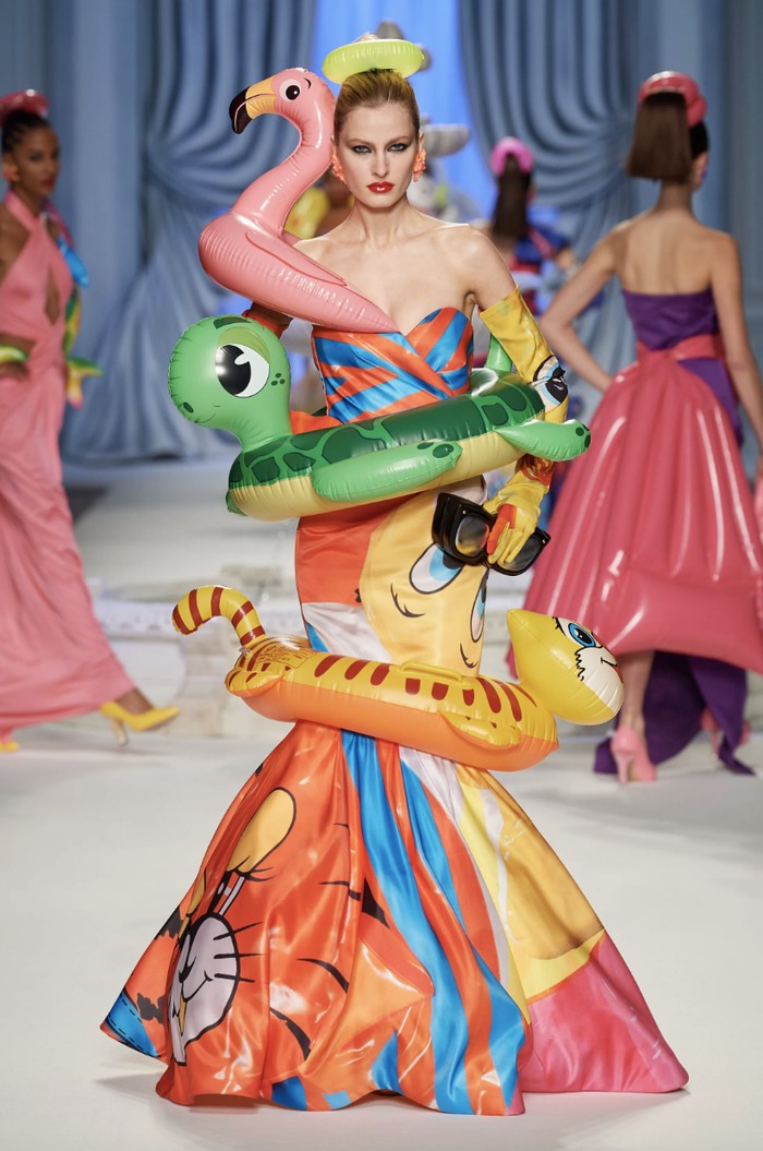 Koleksi yang terdiri dari 63 looks ini ditutup dengan dua mermaid dress yang whimsical. Selain dari motif kartun yang memenuhi material, sematan ban renang bentuk kartun juga menambah keceriaan. Unik ya, Beauties? Foto: Isidore Montag/Gorunway.com/Vogue
