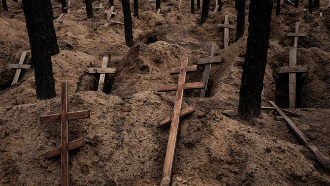 Ukraina menemukan dua kuburan massal di Izium, kota yang baru-baru ini direbut kembali pasukan Kyiv.