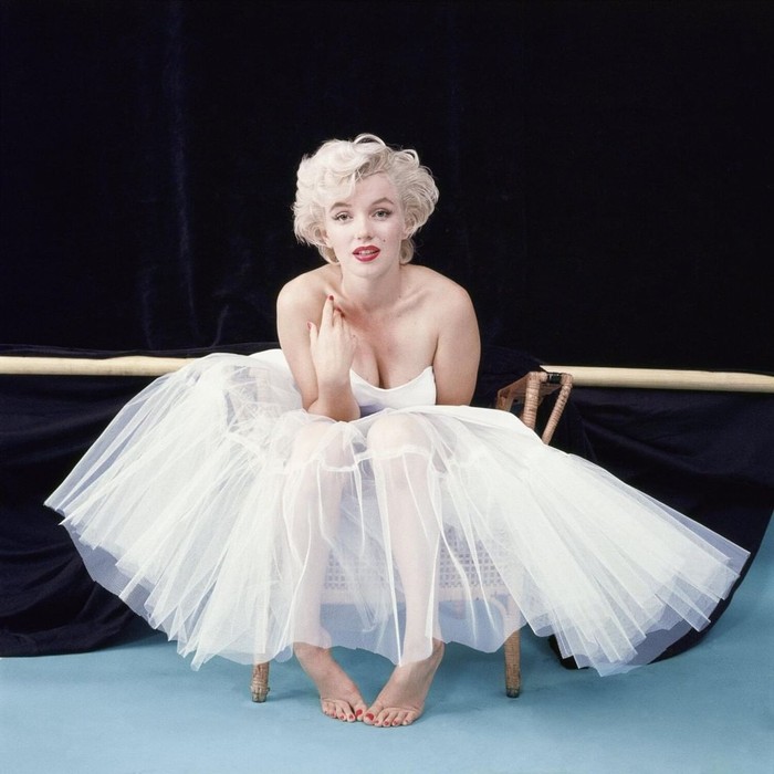 Langganan sebagai model fotografer Milton Greene, pemotretan serial ballerina ini merupakan yang paling berkesan. Time menobatkannya sebagai satu dari 3 foto paling ikonis di abad 20 lho! Foto: instagram.com/marilynmonroe/Milton Greene