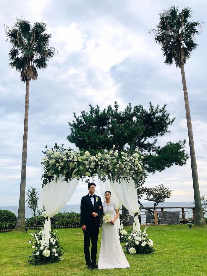 Lee Ki Woo sendiri menikahi kekasihnya yang sudah dikenalnya sejak beberapa tahun lalu. Pernikahan tersebut berjalan dengan khidmat. Apalagi ditambah keindahan laut yang menjadi latar altar pernikahan./ Foto: instagram.com/_kwon_sung_min_