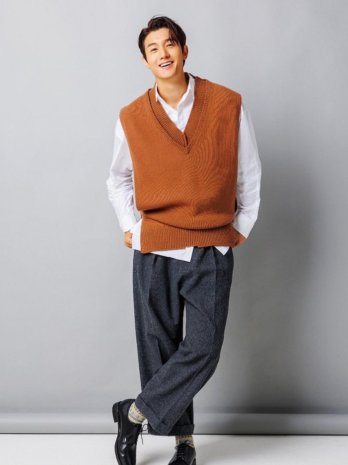 Lee Ki Woo sendiri merupakan aktor tampan yang debut sebagai aktor sejak tahun 2003 lalu. Drama terakhir yang dibintangi yaitu Shooting Stars (2022) dan My Liberation Notes (2022). Sekali lagi, selamat untuk pernikahan Lee Ki Woo./ Foto: instagram.com/lee_kiwoo