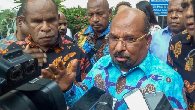 Gubernur Papua Lukas Enembe menyewa private jet dengan layanan first class saat melakukan perjalanan ke luar negeri.
