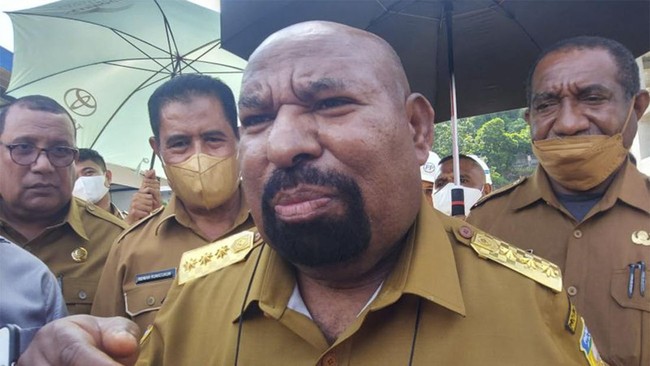Anak dan istri Gubernur Papua Lukas Enembe, Astract Bona Timoramo Enembe dan Yulce Wenda menghindari panggilan KPK terkait perkara suap.
