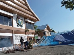 Desak Penyaluran Bantuan Gempa, Warga Dirikan Tenda di Kantor Bupati Majene