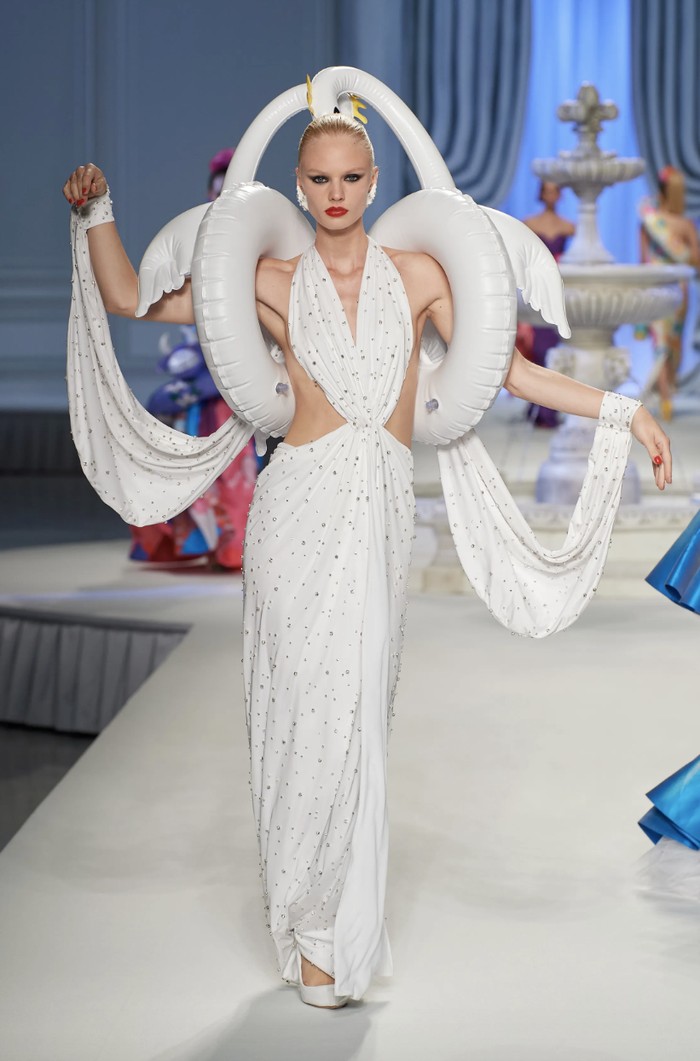 Memanfaatkan benda inflatable, Scott ciptakan busana dimensional. Rupa malaikat ditampilkan pada Look 58 dengan ban renang bentuk angsa sebagai lengan, sayap, dan kepala yang terpaut di atas membingkai busana. Foto: Isidore Montag/Gorunway.com/Vogue