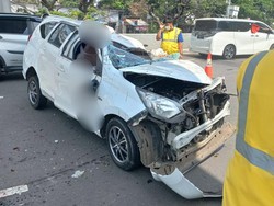 Ringsek, Penampakan Mobil Terguling di Tol JORR Tewaskan 2 Orang