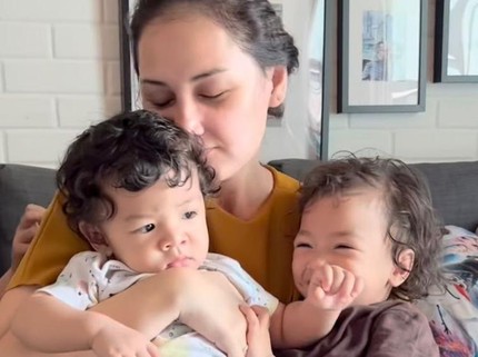 7 Potret Lucu Balint dan Numa yang Berebut Mona Ratuliu saat Mau Menyusu