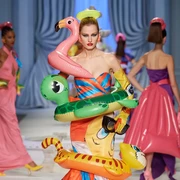 Berhiaskan Pelampung, Intip Koleksi Nyentrik Moschino Spring/Summer 2023 di Milan Fashion Week